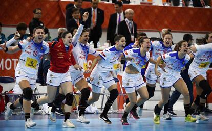 Las jugadoras de España celebran la clasificación para la final.