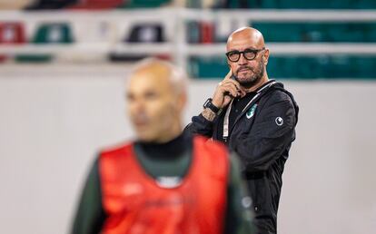 El italiano Walter Zenga, exportero del Inter y entrenador del Emirates, observa a Iniesta durante el entrenamiento.