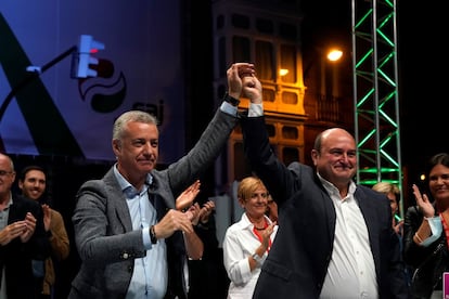 El lehendakari Íñigo Urkullu y el presidente del PNV Andoni OrtuzarCelebran en la sede del partido la victoria electoral, esta noche en Bilbao. El líder nacionalista ha logrado una clara victoria al conseguir tres escaños más que en las anteriores elecciones.