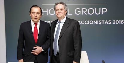 El consejero delegado de NH, Federico Gonz&aacute;lez Tejera, junto al copresidente Jos&eacute; Antonio Castro, en la junta.