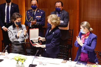 
La reina Sofía recibió este miércoles, de manos de la presidenta de la Escuela Superior de Música Reina Sofía, Paloma O’Shea, la Medalla de Honor de la institución, que este curso celebra su 30º aniversario.