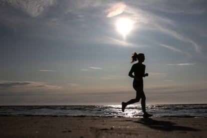 Una mujer hace 'jogging' en una playa rusa, el pasado julio.