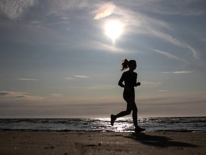 Uma mulher faz 'jogging' em uma praia russa, em julho.