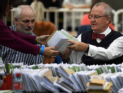 Unos ciudadanos cuentan los votos en un colegio electoral de Dublín. CLODAGH KILCOYNE (REUTERS)