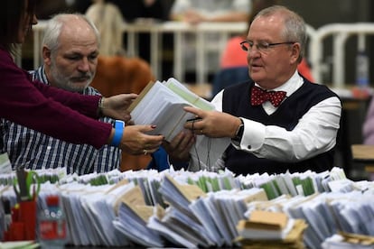 Unos ciudadanos cuentan los votos en un colegio electoral de Dublín. CLODAGH KILCOYNE (REUTERS)