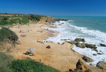 Una de les platges de Roche, a Conil de la Frontera (Cadis). Prop del far hi ha la zona ideal per a un bany naturista.