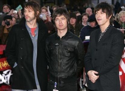 Noel Gallagher, en el centro, en la gala de los premios Brit de la música el pasado mes de febrero.