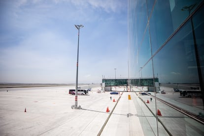 Vista general del exterior de la Terminal 1 del Aeropuerto Internacional Felipe Ángeles.