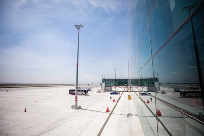 Vista general del exterior de la Terminal 1 del Aeropuerto Internacional Felipe Ángeles.