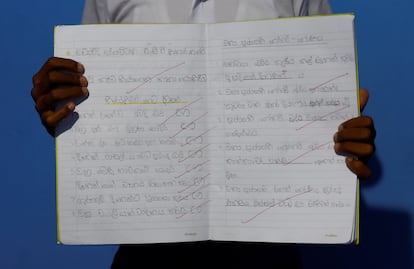 El abuelo de Sageeth Dinsara, de 8 años, explica que la educación de los niños se ha vuelto muy dura porque "los precios se han disparado" y sobre todo porque "el precio del transporte público es inasumible para las familias de bajos ingresos". 