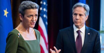 Margrethe Vestager, vicepresidenta de la Comisión Europea y responsable de Competencia, junto al secretario de Estado de EE UU, Anthony Blinken. 