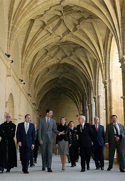 Los príncipes de Asturias, con el presidente riojano, Pedro Sanz Alonso; el director de la Real Academia Española, Víctor García de la Concha, y otras autoridades y académicos, en el monasterio de Yuso.
