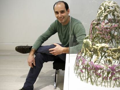 Ignacio Canales, junto a una de sus esculturas en la galer&iacute;a Luc&iacute;a Mendoza de Madrid.