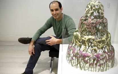 Ignacio Canales, junto a una de sus esculturas en la galería Lucía Mendoza de Madrid.