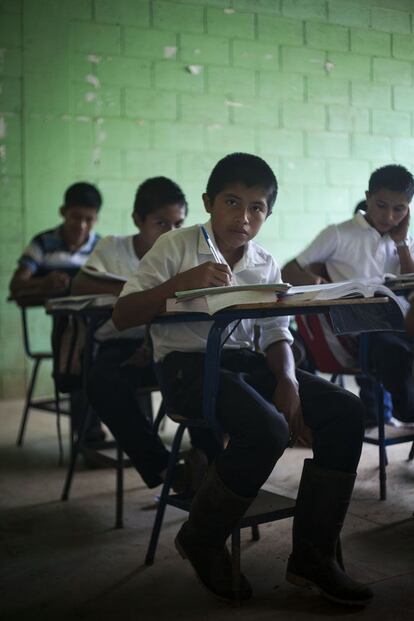 Parte de los ofrecimientos de la hidroeléctrica Santa Rita a la comunidad de Monte Olivo es dotar de páneles solares a la telesecundaria ya que actualmente no cuenta con electricidad.