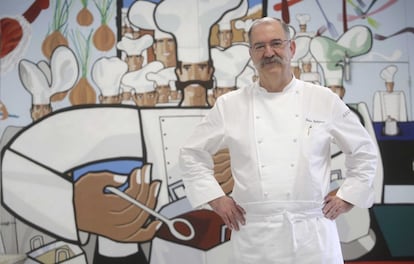 La cocina de Akelarre, del chef donostiarra Pedro Subijana, es uno de los ocho restaurantes españoles con tres estrellas Michelin. Subijana (San Sebastián, 1948), discípulo de Luis Irizar, es considerado uno de los precursores de la nueva cocina vasca y por eso, y por haber conseguido junto a otros colegas (Juan Mari Arzak o Martin Berasategui), que San Sebastián ocupe un lugar destacado en el mapa de la gastronomía mundial. En la imagen, el cocinero Pedro Subijana, en su restaurante Akelarre, en San Sebastián.