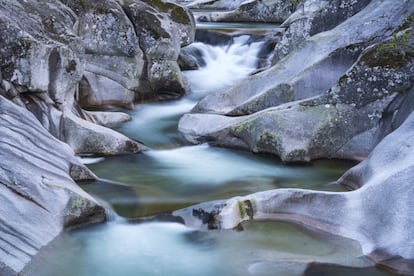 Saltos y cascadas; marmitas gigantes, que son grandes pozas excavadas en la roca por la erosión de la lluvia, especialmente destacables en la zona de Los Pilones (considerada una de las zonas de baño naturales más bellas del mundo). La reserva natural de la Garganta de los Infiernos es un espectáculo de piedra gris y agua que oscila entre el transparente, el verdoso y el blanco de espuma, en el valle del Jerte, al norte de la provincia de Cáceres. Es uno de los parajes más visitados de Extremadura.