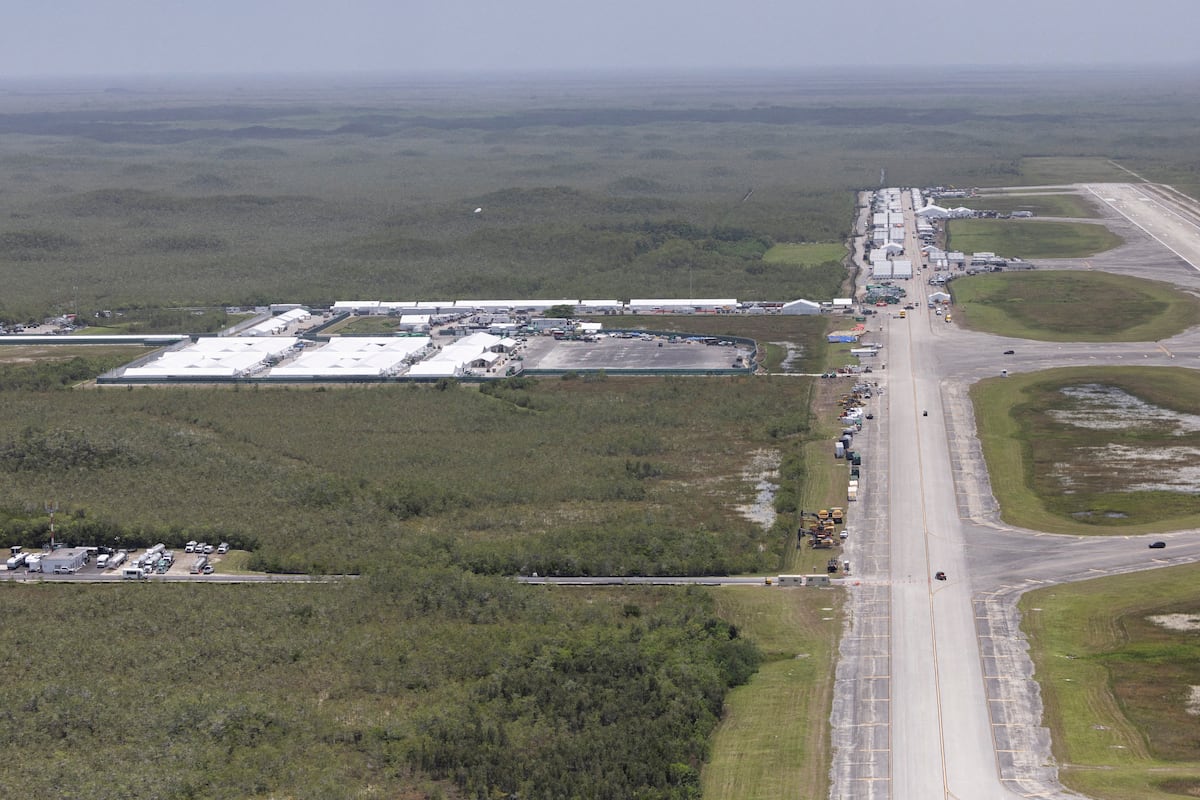 Un tribunal de apelaciones permite que el centro de detención Alligator Alcatraz siga operando