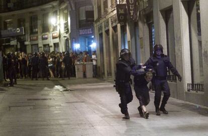 Uno de los detenidos anoche es trasladado por la polic&iacute;a.