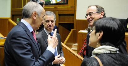 El lehendakari, Estefanía Beltrán de Heredia y Josu Erkoreka con Alfonso Alonso. 