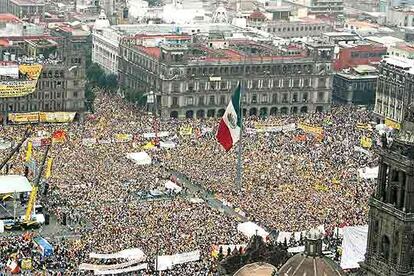 Vista del Zócalo de Ciudad de México, abarrotada de seguidores del candidato Andrés Manuel López Obrador.