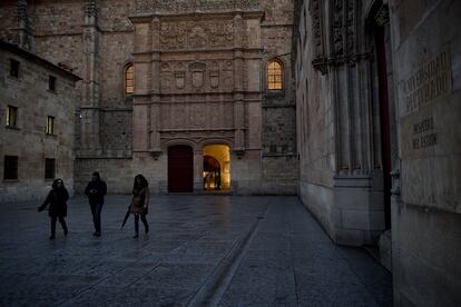 La fachada plateresca del edificio de las Escuelas Mayores es la imagen más reconocible de la Universidad