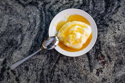 Requesón con miel, uno de los postres que más gusta.