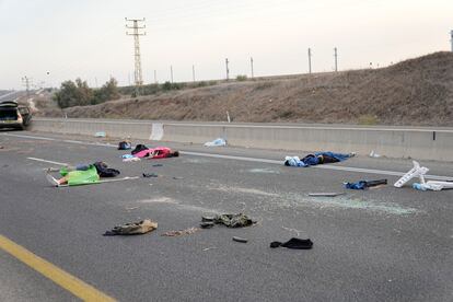 Varios cadáveres tendidos en la calzada de una carretera en Sderot (Israel), el 7 de octubre de 2023, tras el ataque de milicianos de Hamás.