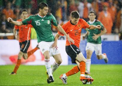 El jugador mexicano Moreno y el holandés Huntelaar, en un momento del encuentro.