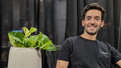 Alexandre Galbiati, de la 'startup' Neoplants, junto a una planta modificada genéticamente para purificar el aire de las casas.