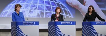 Neelie Kroes (izq), Catherine Ashton (c) y Cecilia Malmström (der)