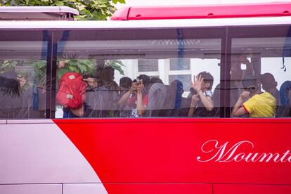 Desde el jueves, la policía marroquí ha reforzado la presencia policial y ha fletado autobuses para llevarse a los numerosos grupos de jóvenes que deambulaban por el lado marroquí de la frontera.