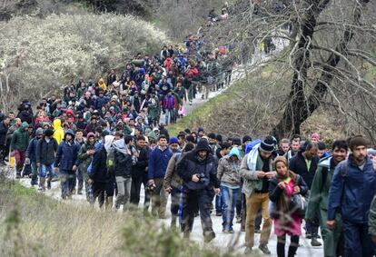 Los migrantes proceden del campamento de refugiados Idomeni y tratan de encontrar una vía alternativa para cruzar la frontera entre Grecia y Macedonia clausurada oficialmente desde la semana pasada.