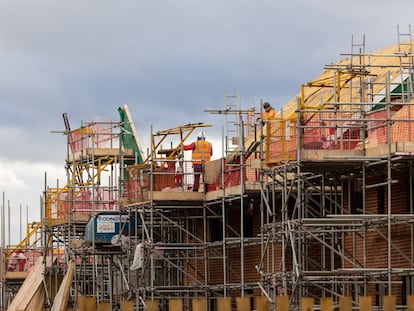 Trabajadores de la construcción levantan viviendas residenciales en el Reino Unido.