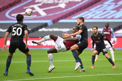 Michail Antonio remata a la media vuelta ante la marca de Días.