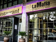 Restaurante de La mafia se sienta a la mesa en Tenerife.