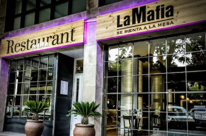Restaurante de La mafia se sienta a la mesa en Tenerife.