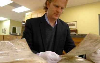 El profesor Michael Francis, observa los documentos del archivo de la ciudad de San Agustín.
