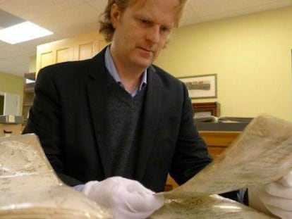 El profesor Michael Francis, observa los documentos del archivo de la ciudad de San Agust&iacute;n. 