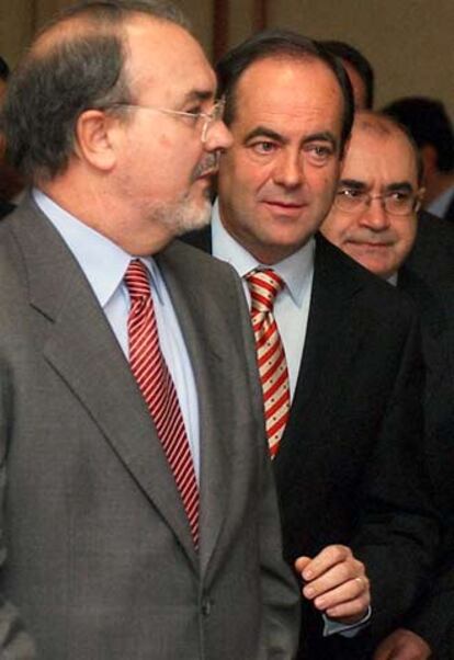 Pedro Solbes (izquierda), junto a José Bono antes de la conferencia.