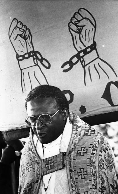 El obispo de Sudáfrica Desmong Tutu, en un acto religioso a finales de 1977.