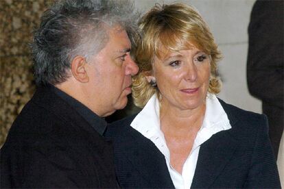 El director de cine Pedro Almodóvar y la presidenta de la Comunidad de Madrid, Esperanza Aguirre, a su llegada a la capilla ardiente con los restos mortales de la cantante Rocío Jurado, en el Centro Cultural de la Villa de Madrid.