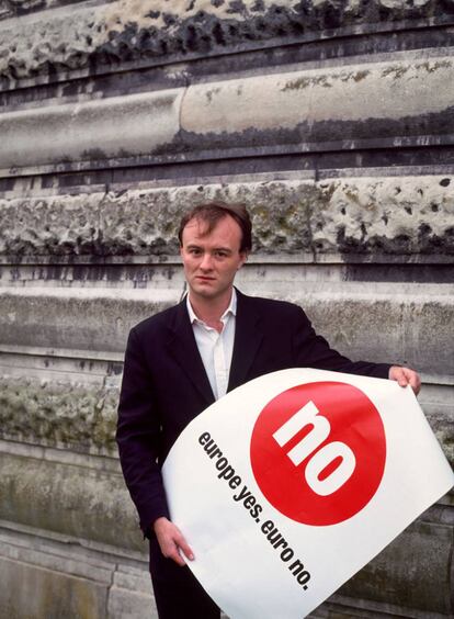 Un joven Dominic Cummings sujeta un póster donde se puede leer "Sí a Europa, no al euro" en 2001.