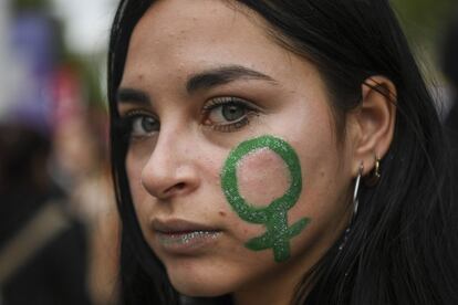 Una mujer reivindica el pasado 28 de septiembre la legalización del aborto durante la primera protesta en Buenos Aires (Argentina) desde que el Senado de este país rechazó despenalizarlo en agosto de 2018.