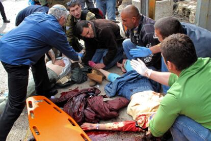 Varios heridos reciben atención en el lugar de la explosión, la estación central de autobuses de Jerusalén.