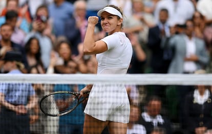 La rumana Simona Halep, 18ª jugadora mundial, se clasificó este miércoles para las semifinales de Wimbledon al derrotar a la estadounidense Amanda Anisimova (25ª). En la imagen, Halep durante el partido.