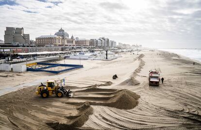 Varios tractores construyen colinas de arena para proteger las carpas de playa contra el alto nivel del agua en la playa de Scheveningen, en La Haya, Países Bajos. Se esperan rachas de viento muy fuertes, de 100 a 120 kilómetros por hora, en casi todo el país.