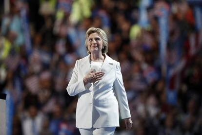 El modelo elegido por la candidata a la Casa Blanca Hillary Clinton durante su histórica nominación en la Convención Nacional Demócrata apeló a la larga historia del movimiento feminista. El color blanco era el de las sufragistas estadounidenses que lucharon por el derecho de la mujer al voto. Además, Clinton con su traje pantalón (su prenda insignia) enfatizaba su perfil ejecutivo.