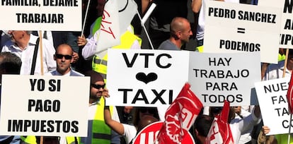 Protesta de trabajadores de VTC en el paseo de la Castellana de Madrid, el pasado mes de julio.