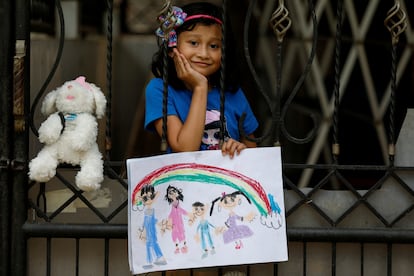 Una niña enseña un dibujo en Indonesia, en abril de 2020.